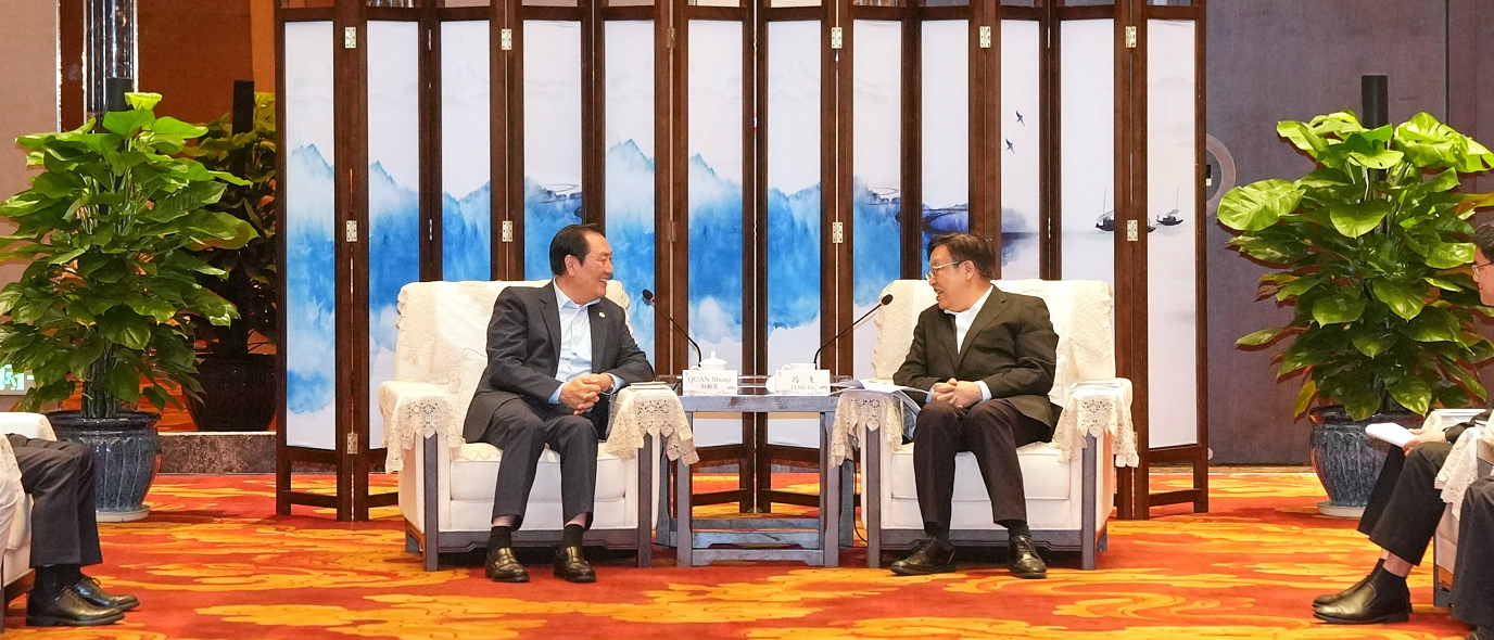 冯飞会见中国亚洲经济发展协会代表团客人