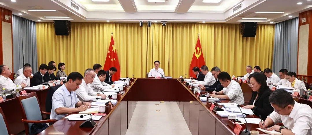 市委常委会会议暨市委理论学习中心组学习会召开