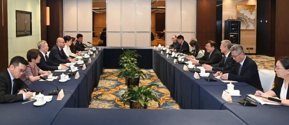 冯飞会见西门子能源总裁兼首席执行官克里斯蒂安·布鲁赫