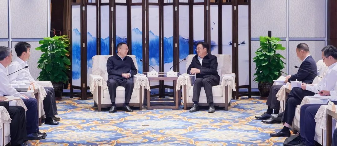 海南省政府与中国融通集团签署战略合作协议 冯飞会见 刘小明李文清证签