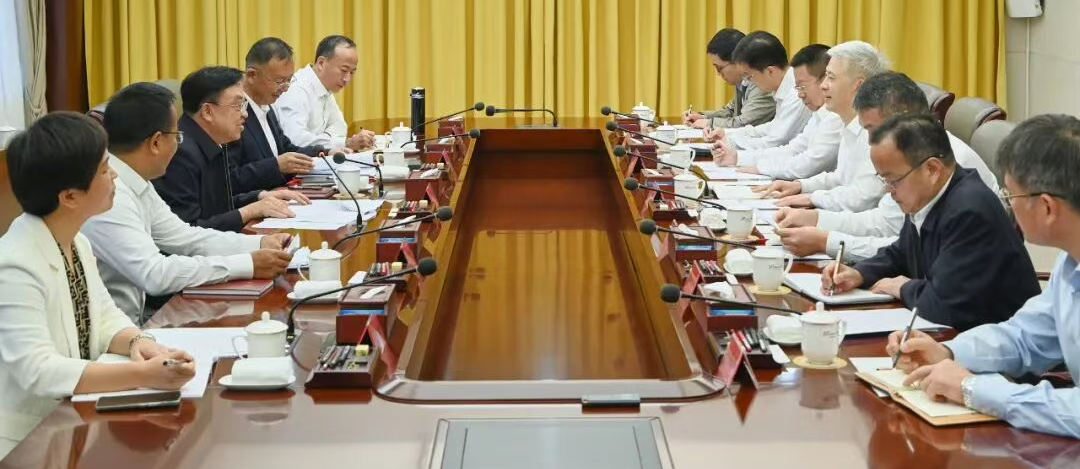 冯飞与中国船舶集团董事长徐鹏一行举行工作会谈