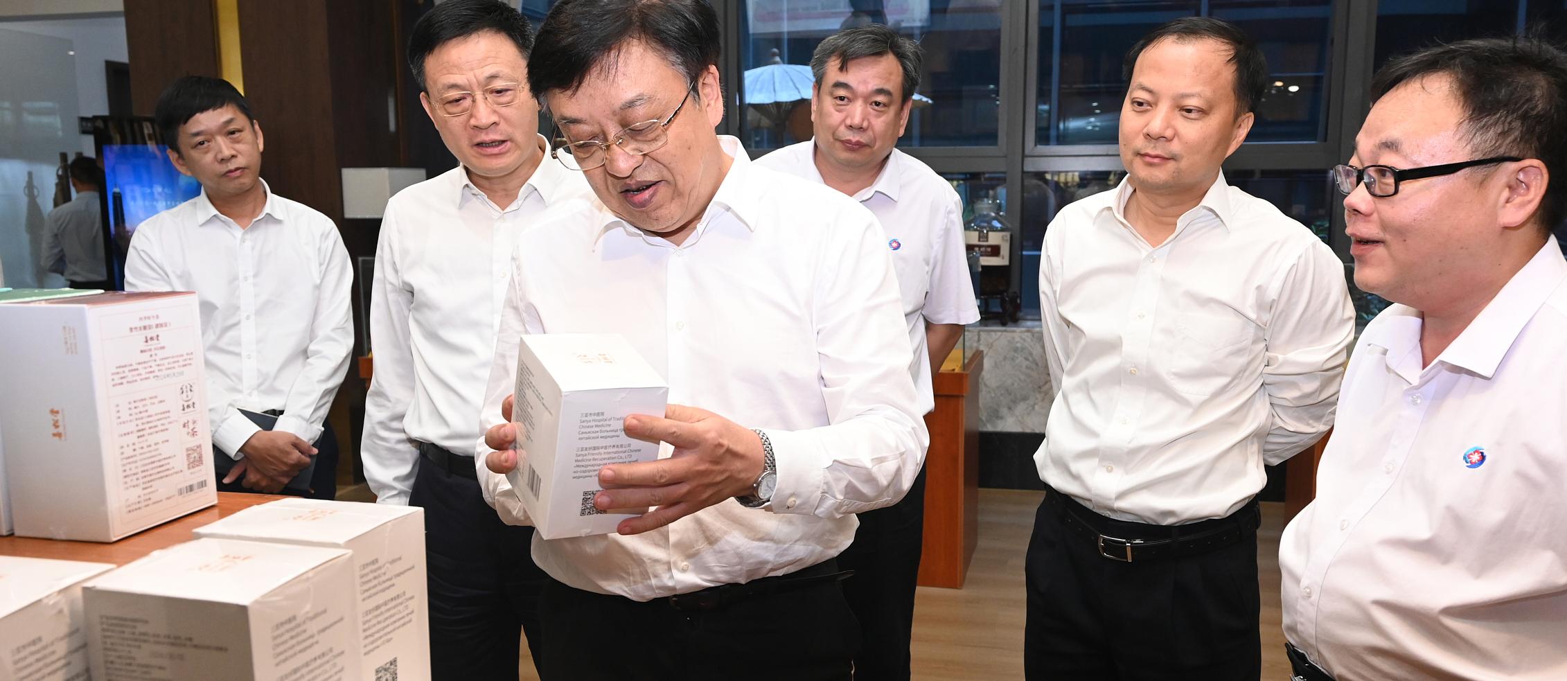 冯飞在三亚市中医院、清华三亚国际数学论坛调研