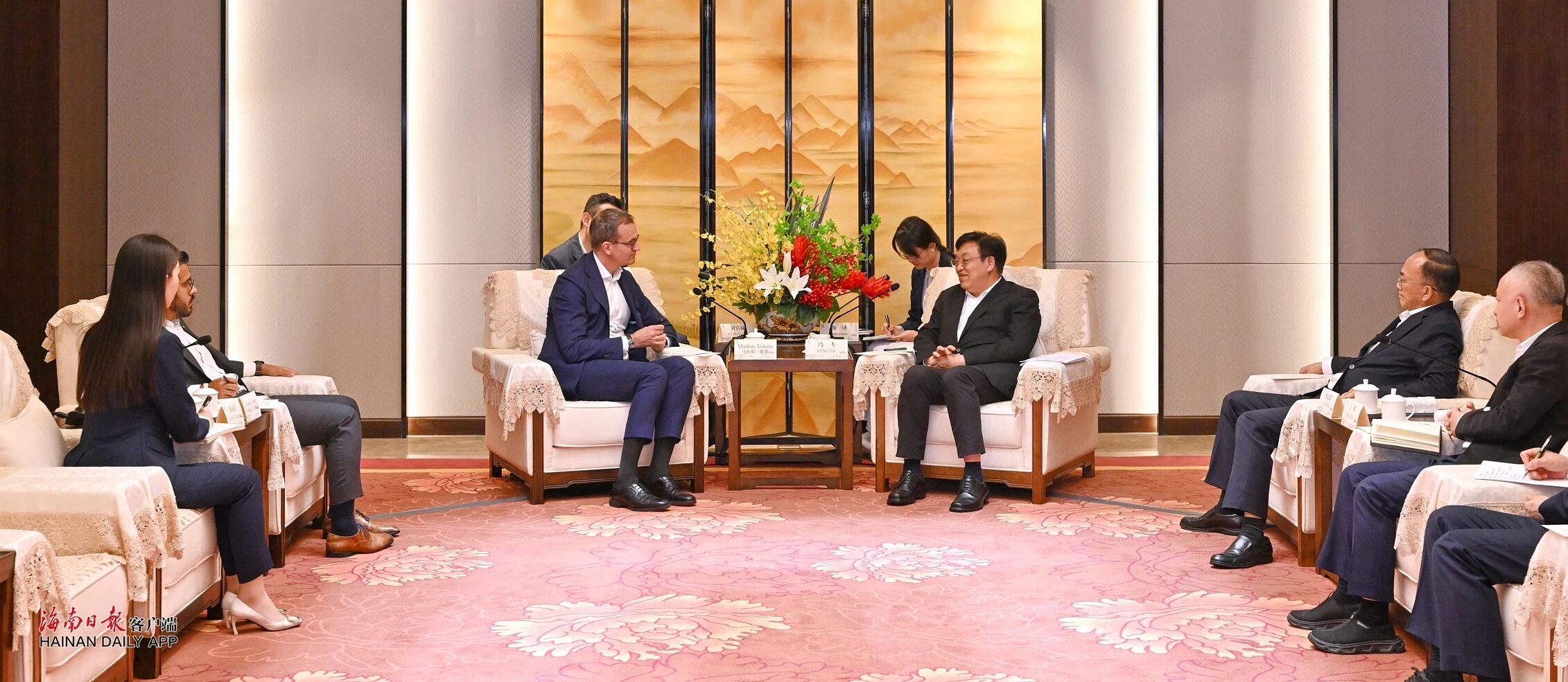 冯飞会见瑞士洛桑酒店管理商学院集团客人