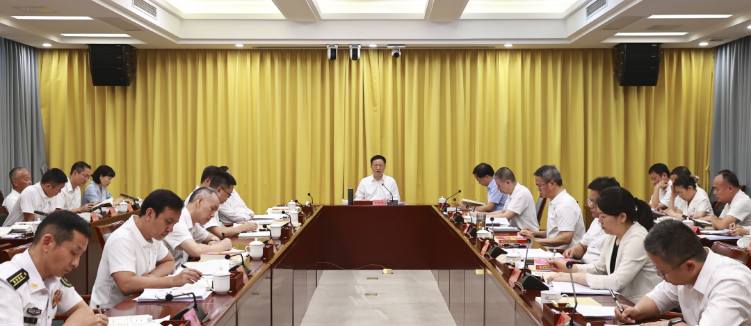 市委理论学习中心组（扩大）学习会强调 以正确政绩观为引领 更好统筹发展和安全