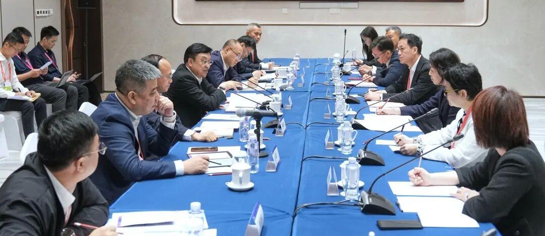 海南自由贸易港国际消费品企业、国际生物医药企业投资洽谈会举行，冯飞出席