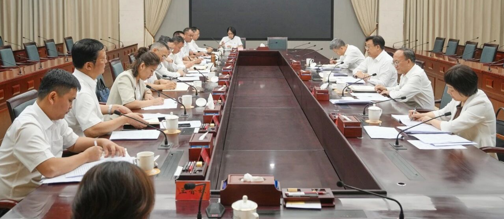 坚持开门教育，省委召开座谈会征求各界代表对我省开展树立和践行正确政绩观学习教育的意见建议
