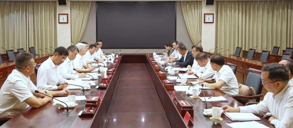 海南省政府与中国船舶集团签署深化战略合作协议，冯飞刘小明与徐鹏一行会谈并证签