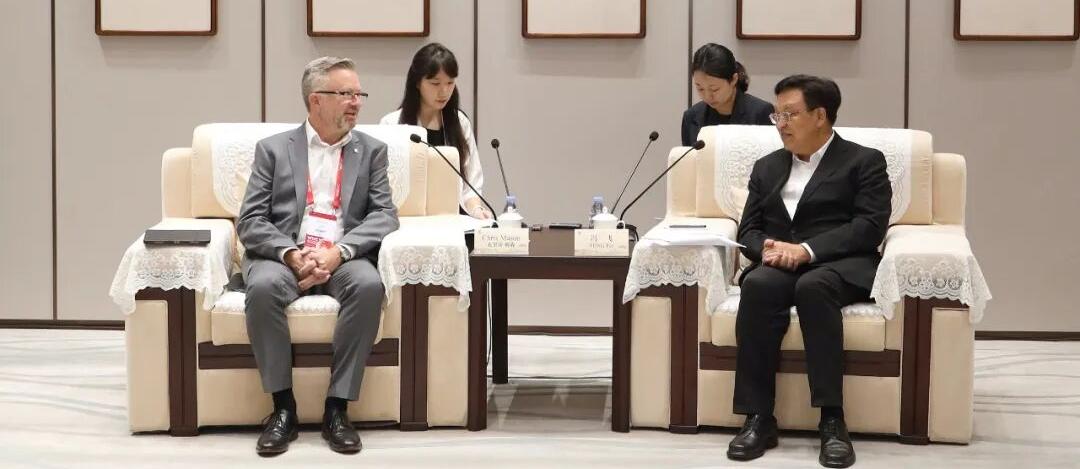 冯飞会见世界汽车工程师学会联合会CEO克里斯·梅森