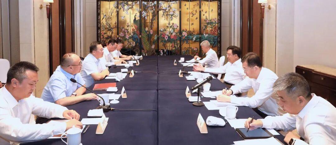 冯飞与出席2026世界新能源汽车大会的汽车行业机构及企业嘉宾会谈