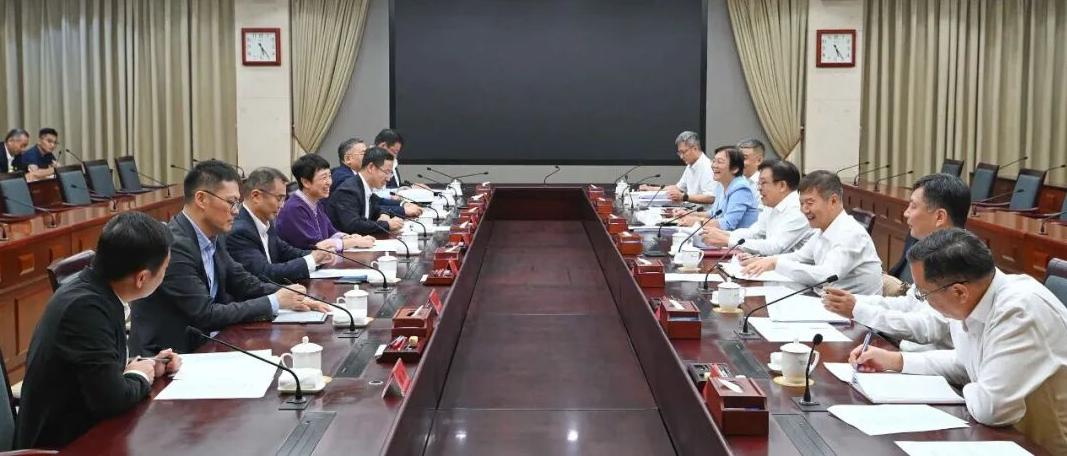 海南省与中国旅游集团举行工作会谈