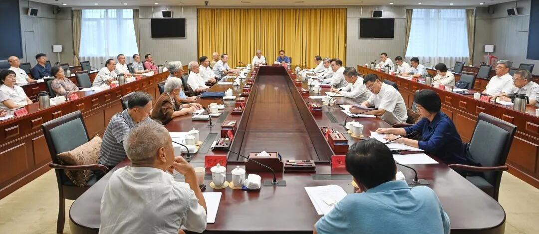 省委召开省级老干部经济社会发展情况通报会，冯飞、刘小明、李荣灿、杨晋柏出席